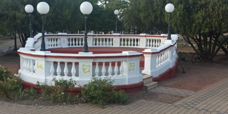 Repudiables actos de vandalismo en la Plaza 25 de Mayo