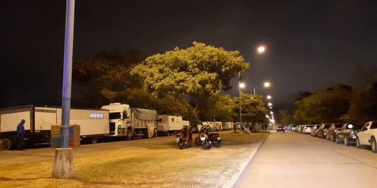 Una multitud espera la apertura de puertas en el autódromo