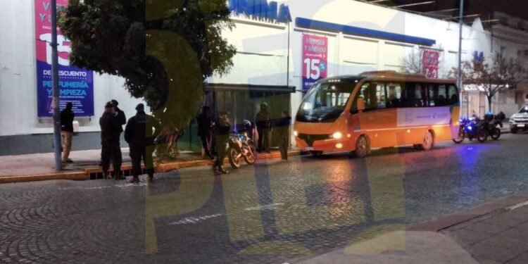 Momentos de tensión en un colectivo de la Línea 4