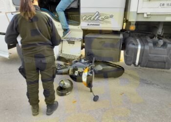 Avda. Italia: motociclista se salvó por milagro