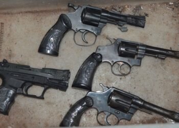 Apartaron a tres jefes policiales por la venta de armas que estaban bajo custodia