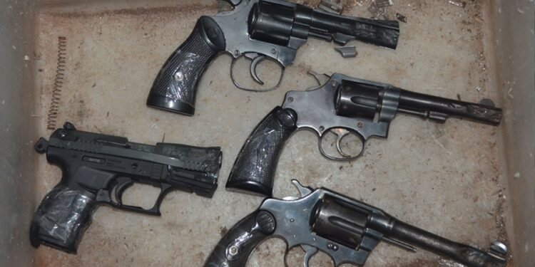 Apartaron a tres jefes policiales por la venta de armas que estaban bajo custodia