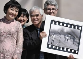 Francisco saludó a una mujer vietnamita protagonista de una emblemática foto de la guerra en 1972