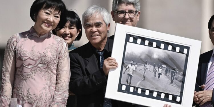 Francisco saludó a una mujer vietnamita protagonista de una emblemática foto de la guerra en 1972