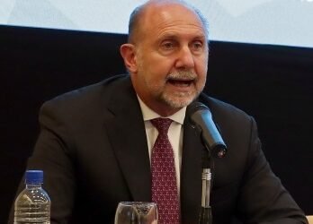 Perotti comenzó la misión oficial del gobierno provincial a Kuwait