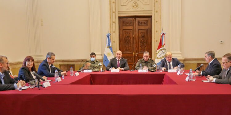 El gobernador Perotti encabezó una reunión de trabajo para abordar nuevas estrategias de seguridad