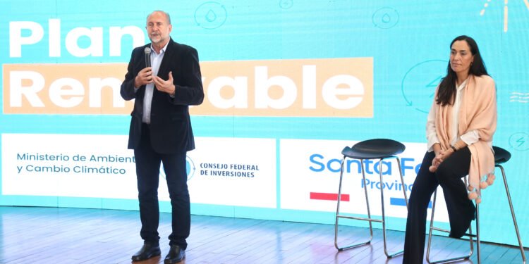 Perotti anunció créditos para comprar e instalar calefones y paneles solares