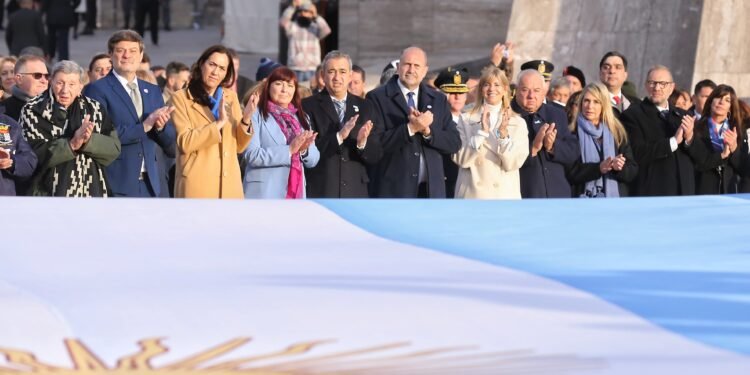 Perotti presidió el acto en el Monumento a la Bandera