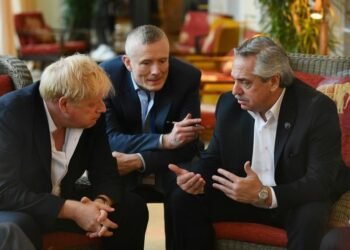 Ante Boris Johnson, Fernández condicionó la agenda bilateral a negociaciones por Malvinas