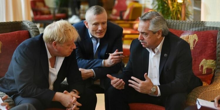 Ante Boris Johnson, Fernández condicionó la agenda bilateral a negociaciones por Malvinas