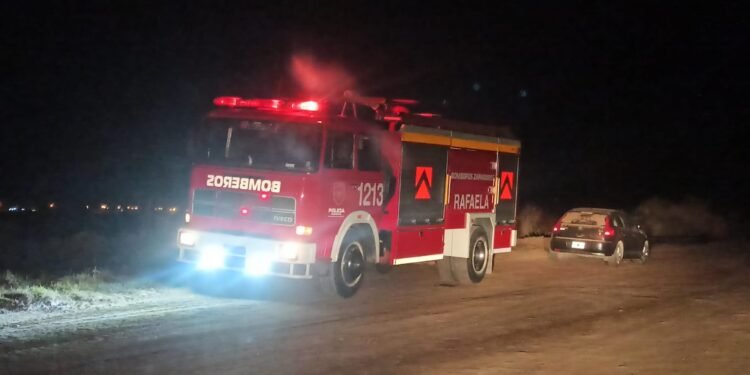 Barrio Antártida: rescataron a un novillito que quedó atrapado en un pozo