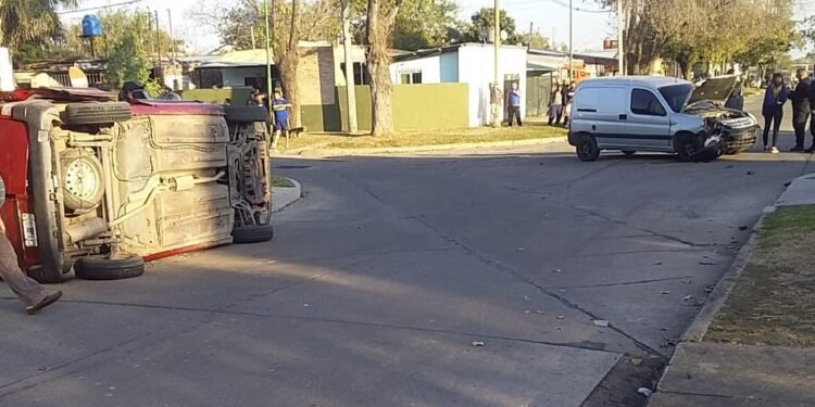 Aparatoso accidente, con vuelco incluido, en barrio Amancay