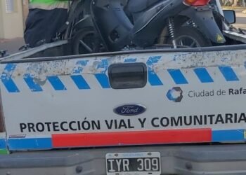 Circulaba sin casco ni papeles y le retuvieron la moto