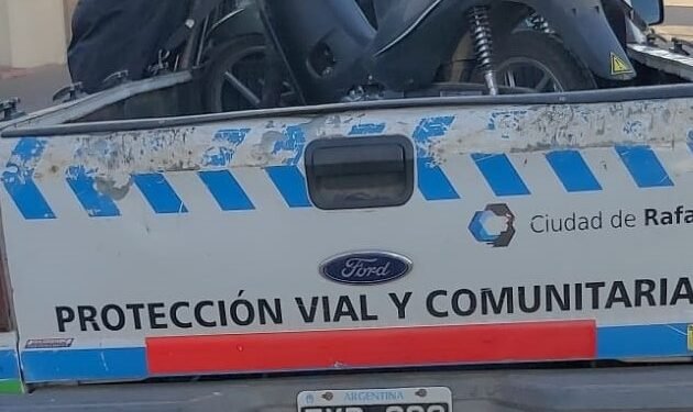 Circulaba sin casco ni papeles y le retuvieron la moto
