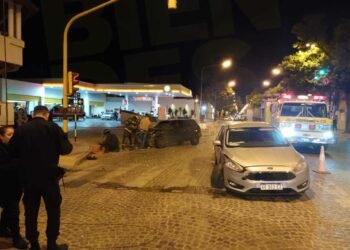 Fuerte accidente entre dos autos en un cruce semaforizado