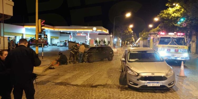 Fuerte accidente entre dos autos en un cruce semaforizado