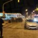 Fuerte accidente entre dos autos en un cruce semaforizado
