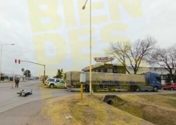 Motociclista cayó bajo un camión tras grave accidente en zona urbana de la 34