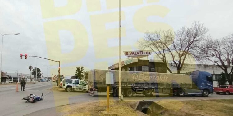 Motociclista cayó bajo un camión tras grave accidente en zona urbana de la 34