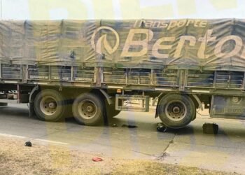 Motociclista cayó bajo un camión tras grave accidente en zona urbana de la 34