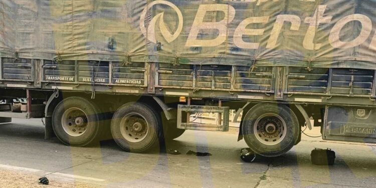 Motociclista cayó bajo un camión tras grave accidente en zona urbana de la 34
