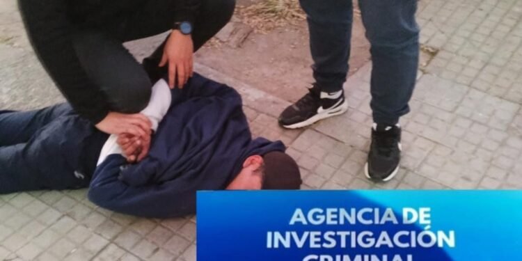 Hincha de Gimnasia detenido tras intentar robarle a otro en barrio Alberdi