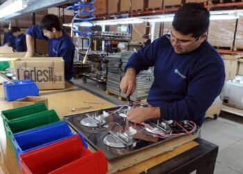 La tasa de desocupación bajó al 7% en el primer trimestre del año