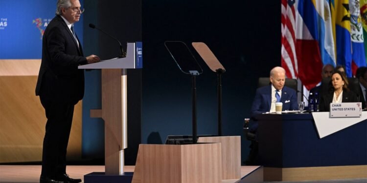 La OEA «debe ser reestructurada removiendo de inmediato a quienes la conducen», planteó Fernández