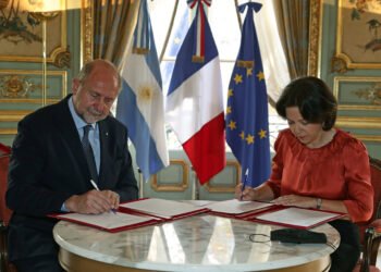 La provincia firmó un convenio con Francia para la enseñanza del idioma en escuelas santafesinas