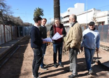 Castellano recorrió las obras en los canteros de Bv. Santa Fe