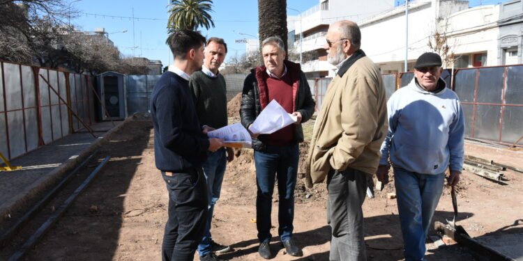 Castellano recorrió las obras en los canteros de Bv. Santa Fe