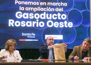 Perotti encabezó la presentación de ofertas para la histórica ampliación del Gasoducto Gran Rosario