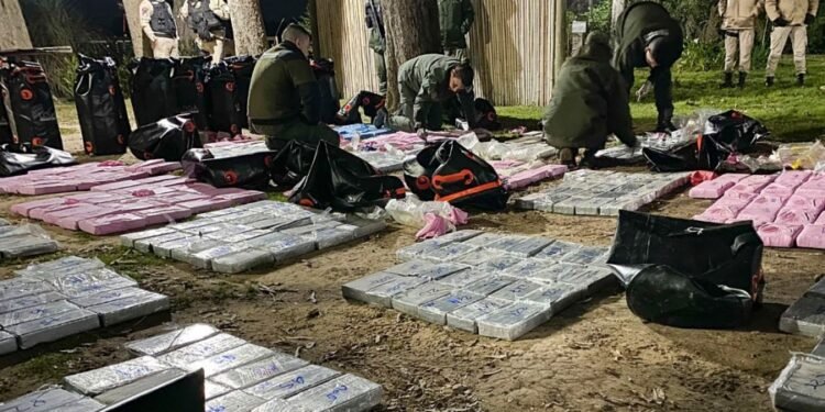Secuestraron más de una tonelada y media de cocaína que iba a traficarse en velero a Europa