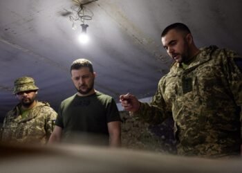 Zelenski visitó a las tropas ucranianas en el Donbass