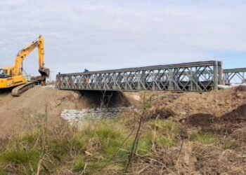 Colocan un puente Bailey en la ruta 10, entre Sarmiento y Soutomayor
