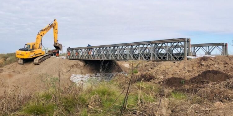 Colocan un puente Bailey en la ruta 10, entre Sarmiento y Soutomayor