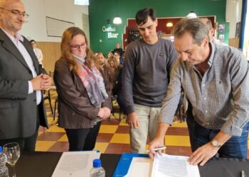 Firmaron convenios para construir viviendas en localidades del departamento Castellanos