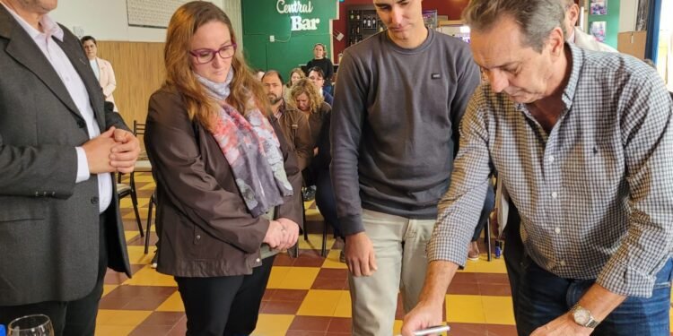 Firmaron convenios para construir viviendas en localidades del departamento Castellanos
