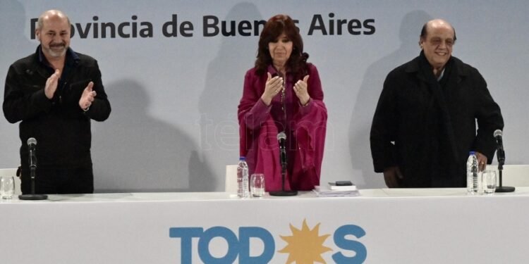 Cristina pidió «un gran acuerdo de todas las fuerzas políticas» para recuperar el salario
