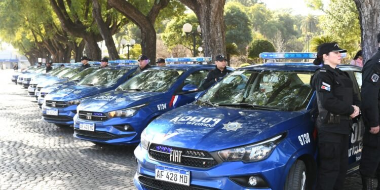 Perotti entregó 32 patrulleros nuevos a la Regional V