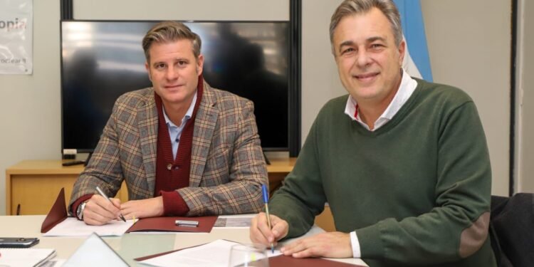 Castellano firmó convenios para obras en los 315 lotes