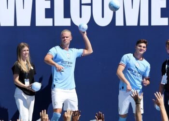 Julián Álvarez fue presentado ante una multitud en las afueras del estadio del City