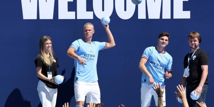 Julián Álvarez fue presentado ante una multitud en las afueras del estadio del City