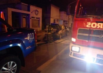 Tomó fuego un automóvil en barrio 9 de Julio