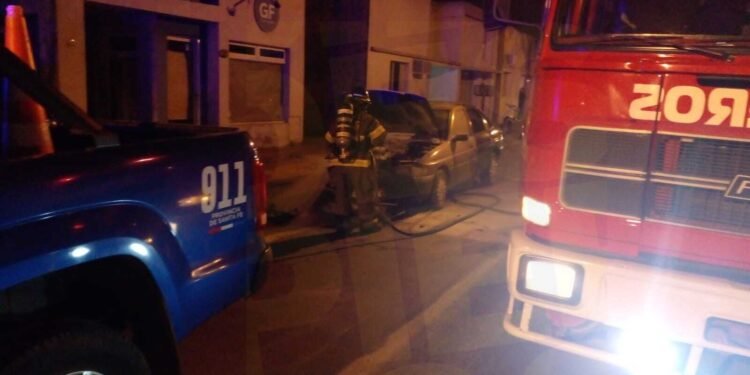 Tomó fuego un automóvil en barrio 9 de Julio