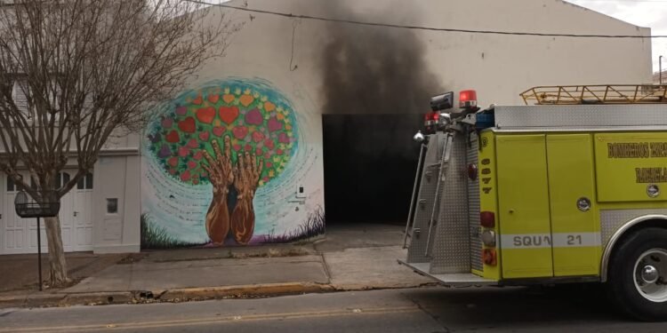 Gran susto por el incendio de un auto en una cochera