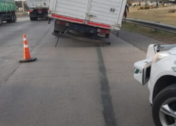 Un camión perdió dos ruedas en pleno tramo urbano de la 34