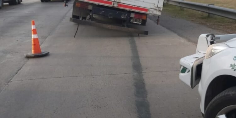 Un camión perdió dos ruedas en pleno tramo urbano de la 34