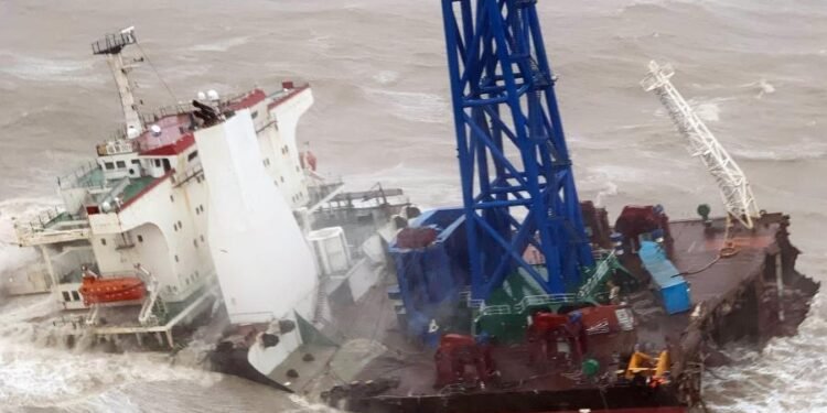 Hallaron 12 cuerpos tras el naufragio de un barco en el Mar de la China Meridional