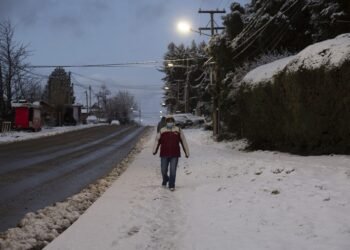 Bariloche: continúan las intensas nevadas y suspenden las clases